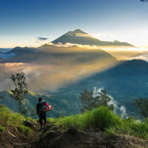 gambar bukit nanggi lombok dan seorang pendaki gunung