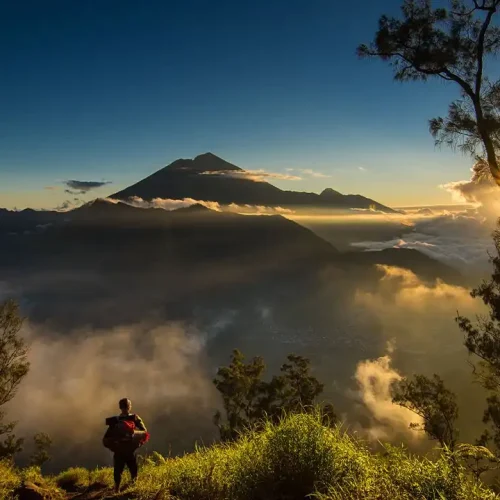 lautan awan sunset bukit nanggi dan background gunung rinjani
