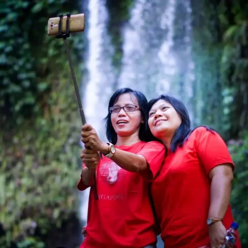 selfie dengan background air terjun sendang gile tiu kelep