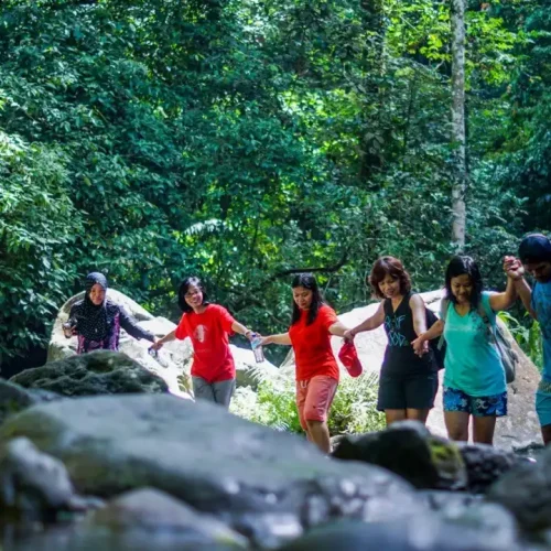 trek menyeberangi sungai air terjun tiu kelep